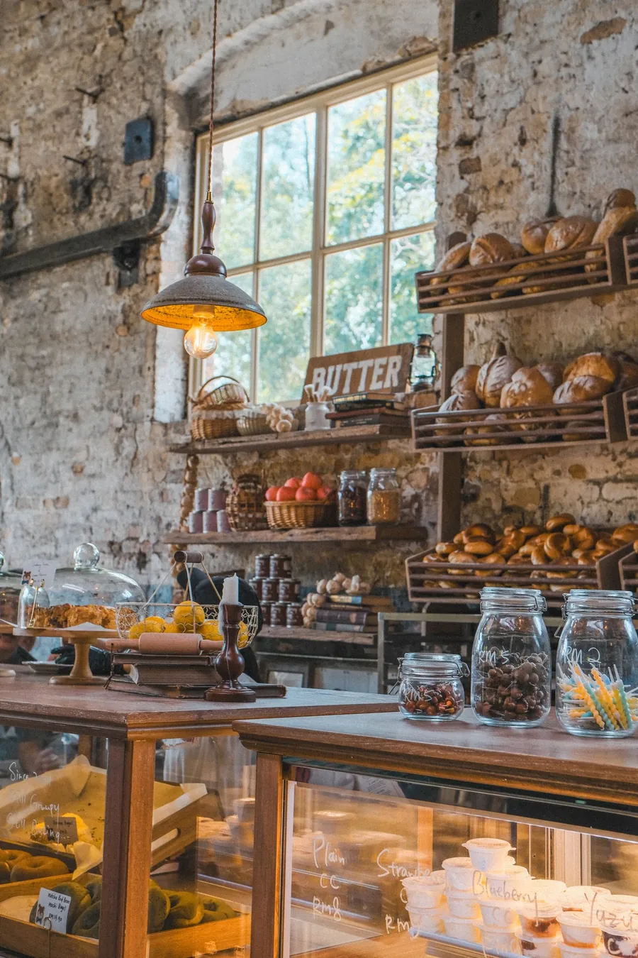 Handwerksbäckerei mit Regalen voller Brot und Börek