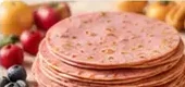 Tortilla me fruta, të stivosura pranë manaferrave