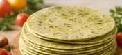 Tortilla të gjelbra me perime, të stivosura