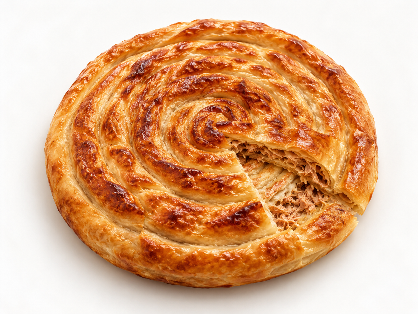 Goldbrauner Spiral-Börek mit Thunfischfüllung
